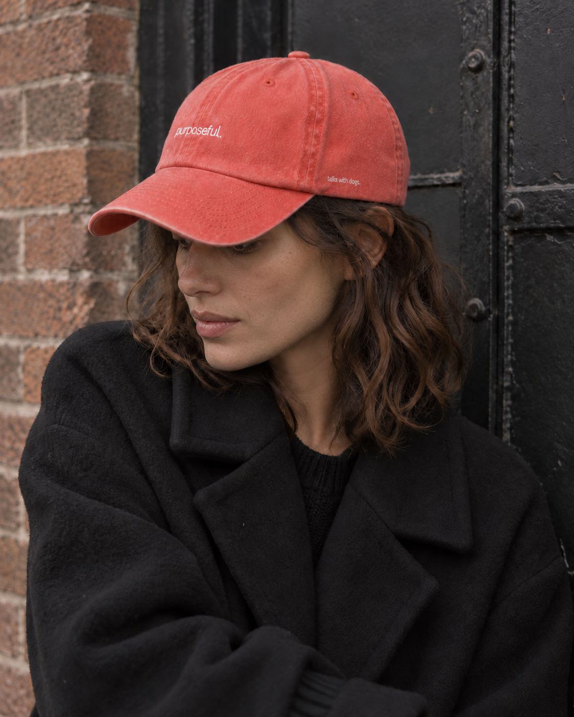 Detalle de la gorra talks with dogs. puesta